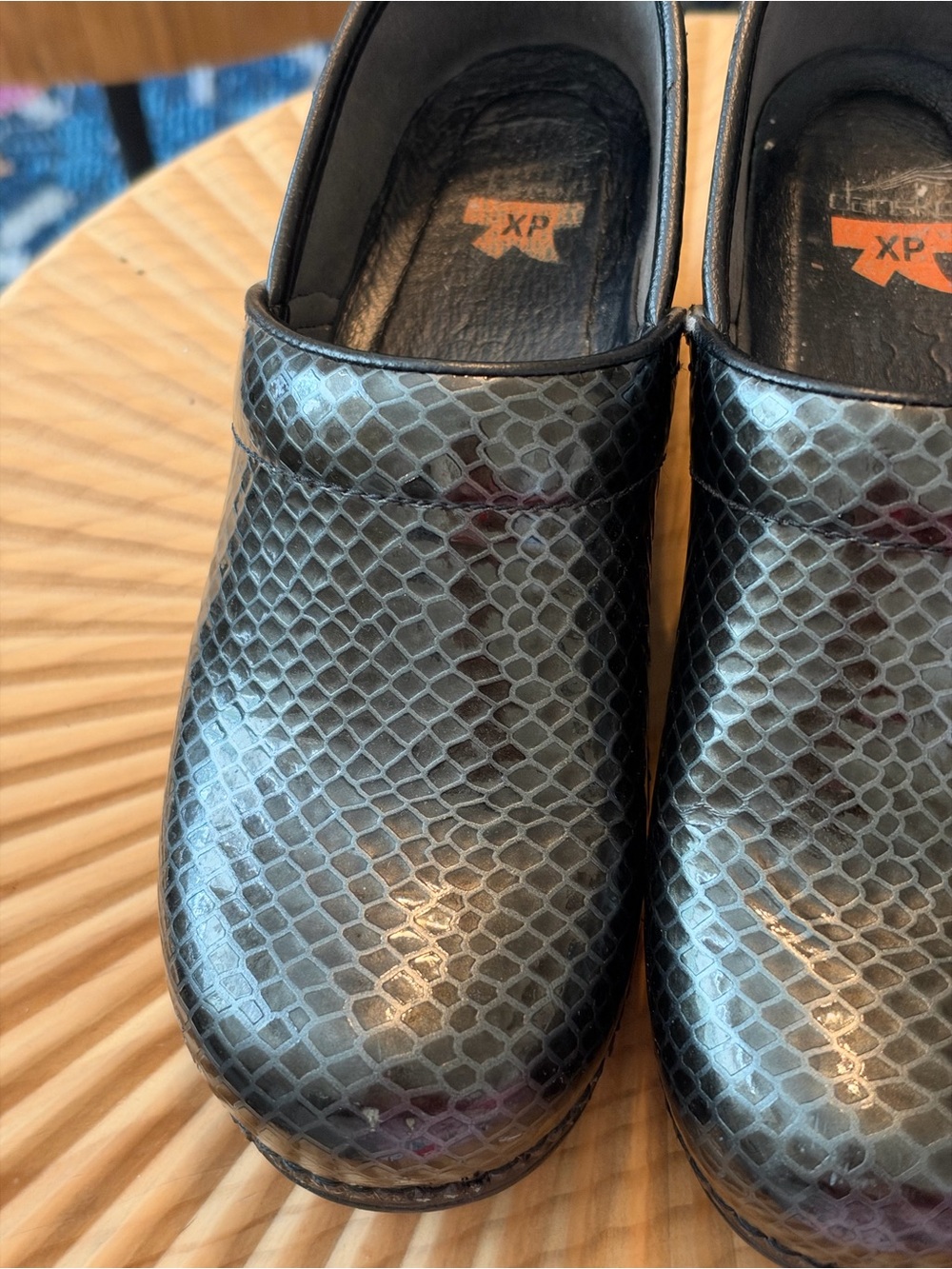 Dansko Pro XP clogs dark metallic/gray snakeskin patent leather Size 39/8.5 - Picture 10 of 11